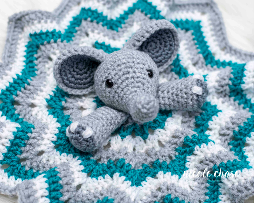 Looking for fun free crochet baby patterns? Here are 25 free crochet patterns for baby shower gift ideas from hats to clothes and blankets.