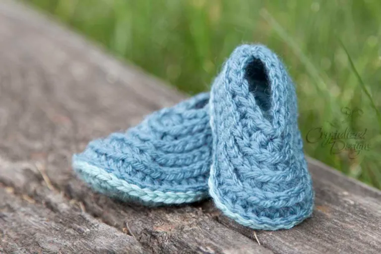 Looking for fun free crochet baby patterns? Here are 25 free crochet patterns for baby shower gift ideas from hats to clothes and blankets.